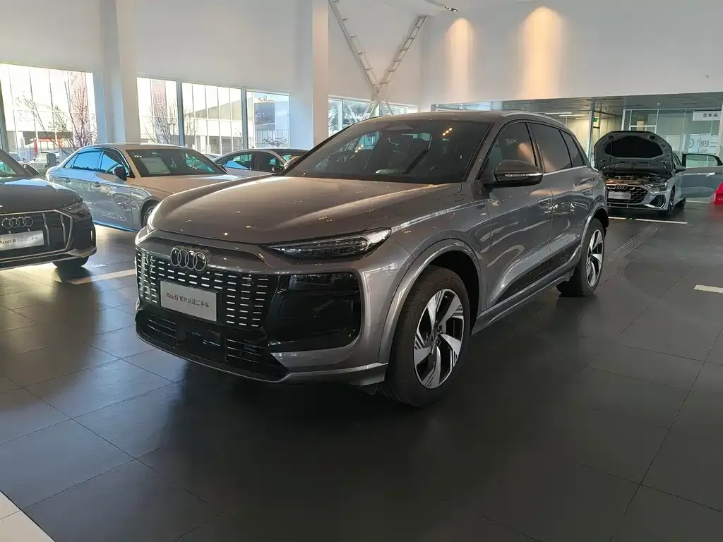 Audi Q6L e-tron — фото 1