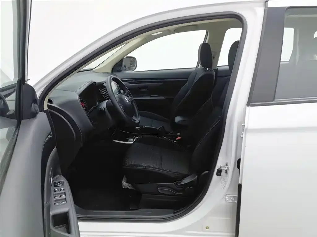 Mitsubishi Outlander 2023 из CN, фото 2