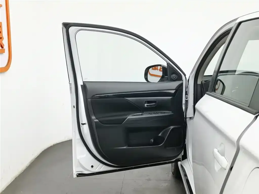 Mitsubishi Outlander 2023 из CN, фото 5