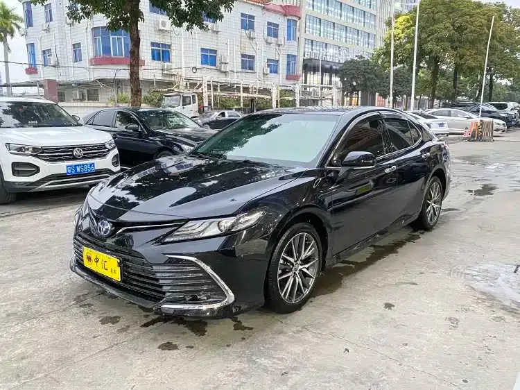 Toyota Camry — фото 1