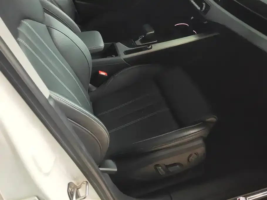 Audi A4L 2022 из CN, фото 9