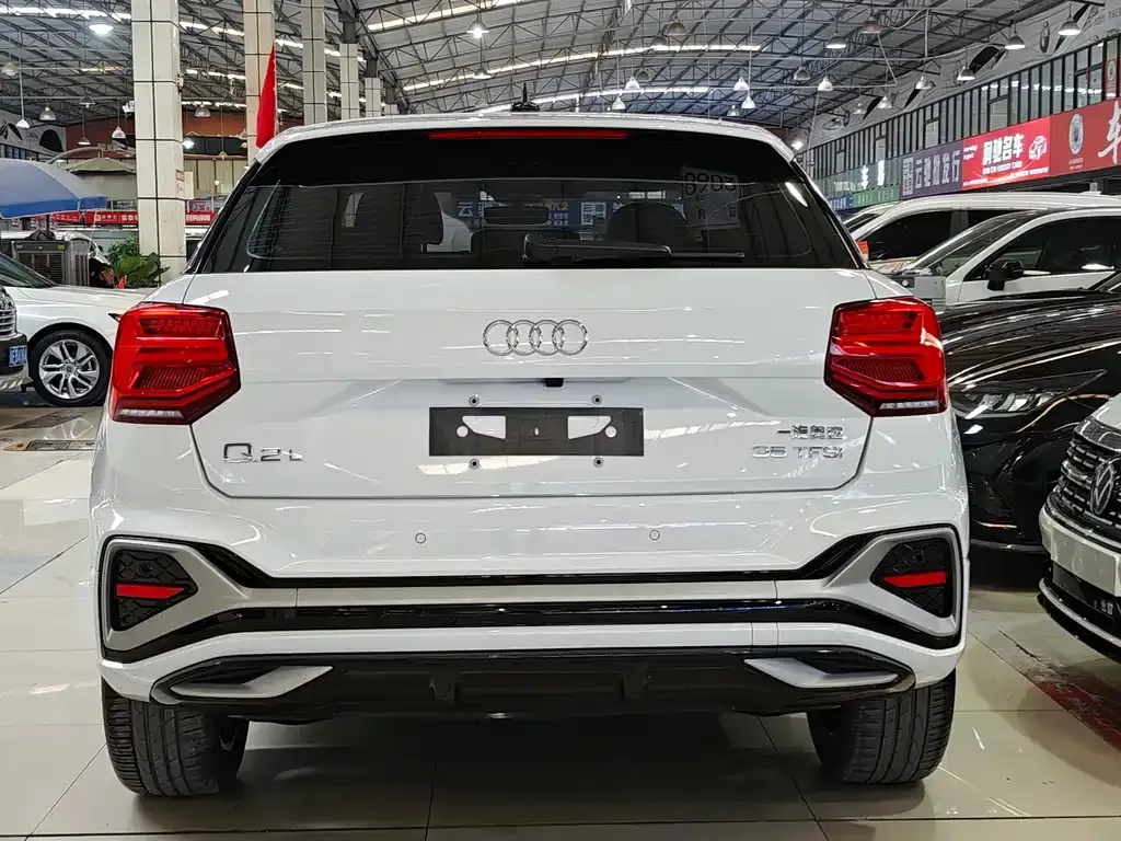 Audi Q2L — фото 8