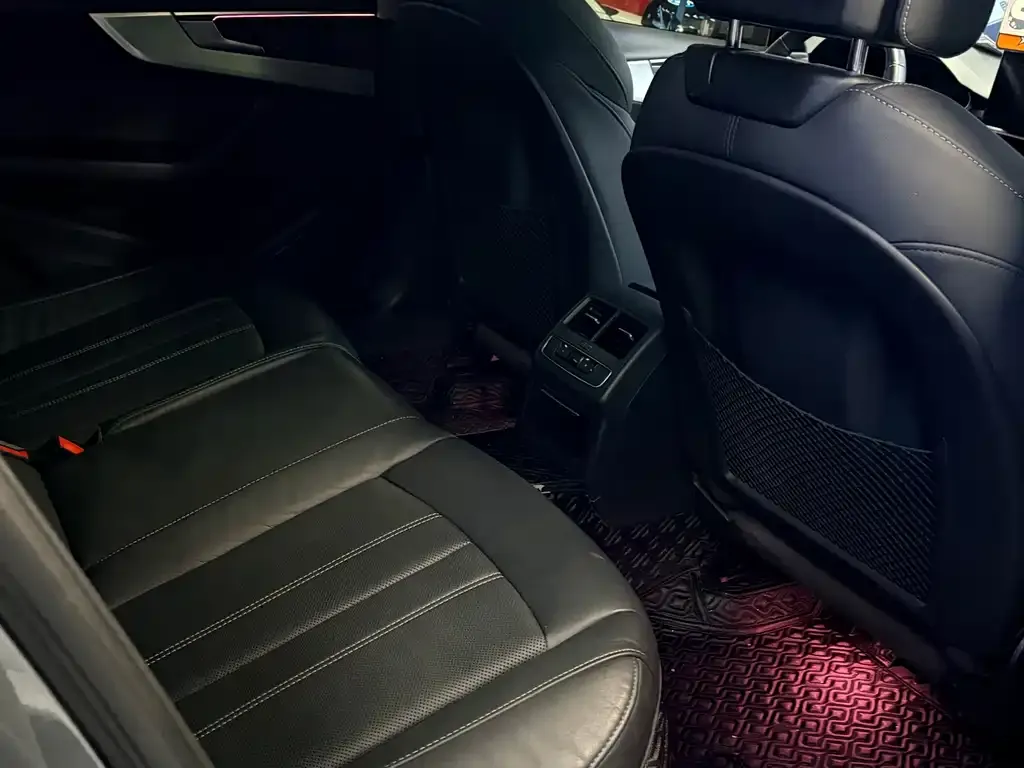 Audi A4L 2021 из CN, фото 6