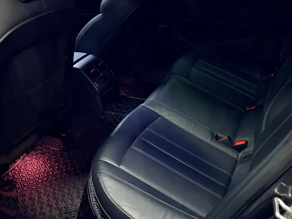 Audi A4L 2021 из CN, фото 3