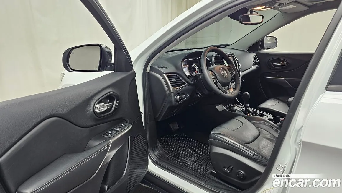 Jeep Cherokee — фото 7