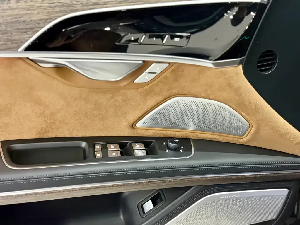 Audi A8 — фото 10