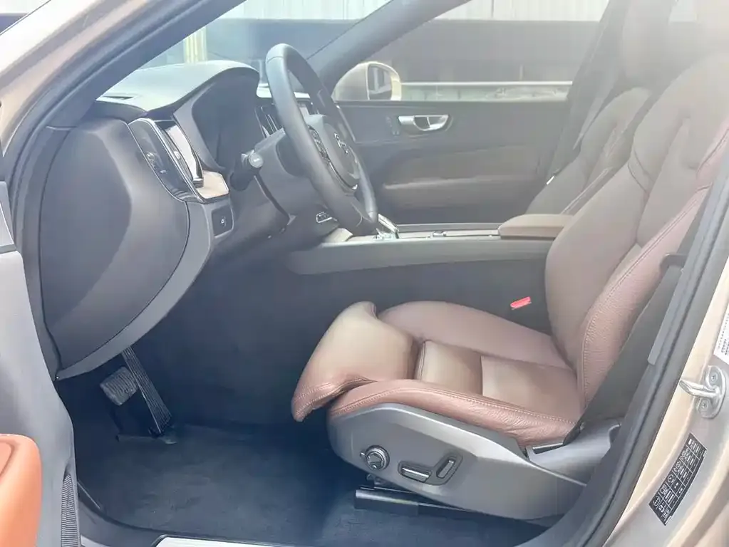 Volvo XC60 2023 из CN, фото 5