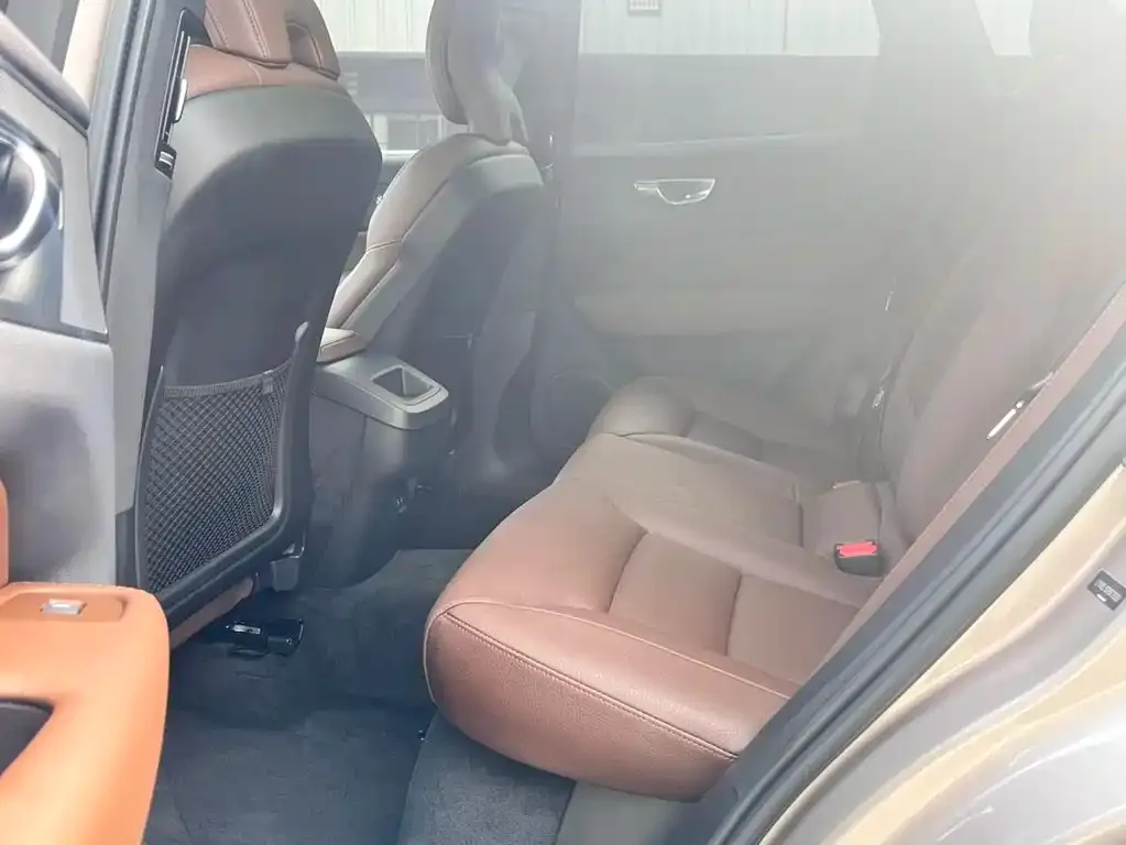 Volvo XC60 2023 из CN, фото 7