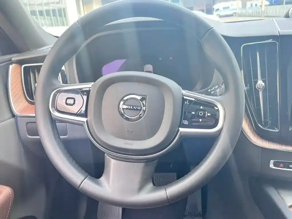 Volvo XC60 2023 из CN, фото 2