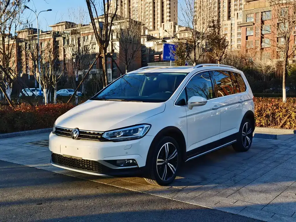 Volkswagen Touran 2023 из CN, фото 1