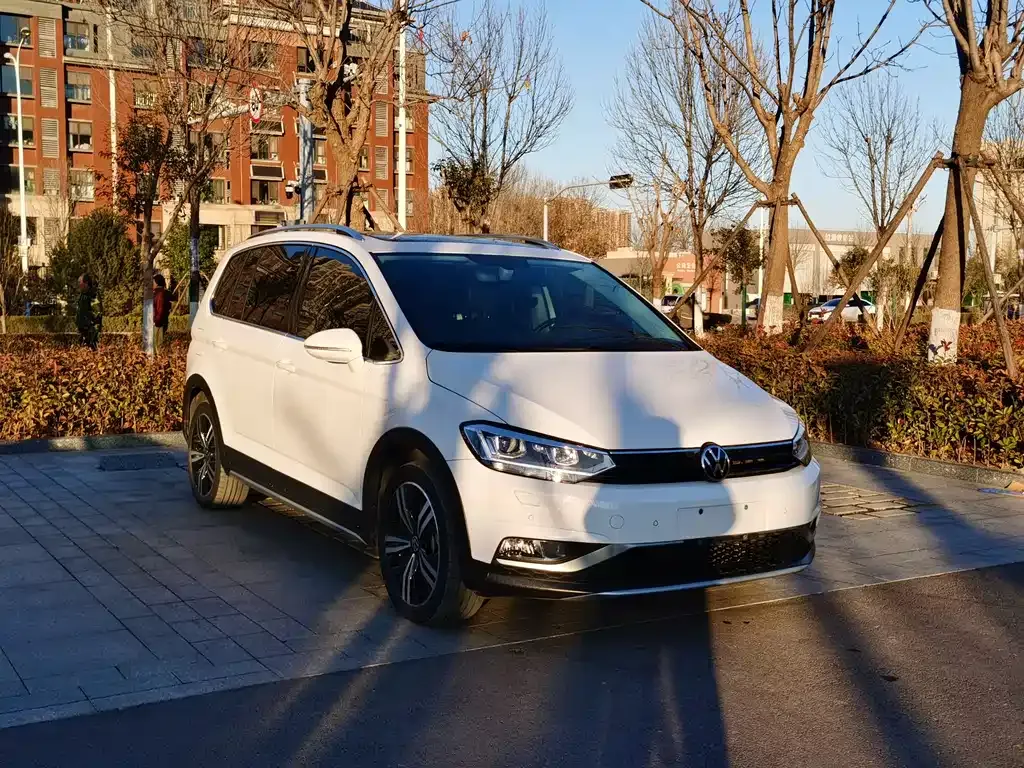 Volkswagen Touran 2023 из CN, фото 10