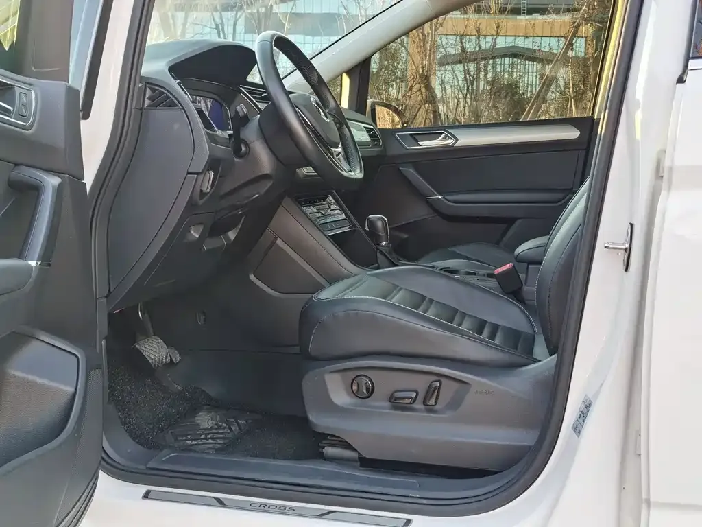 Volkswagen Touran 2023 из CN, фото 9
