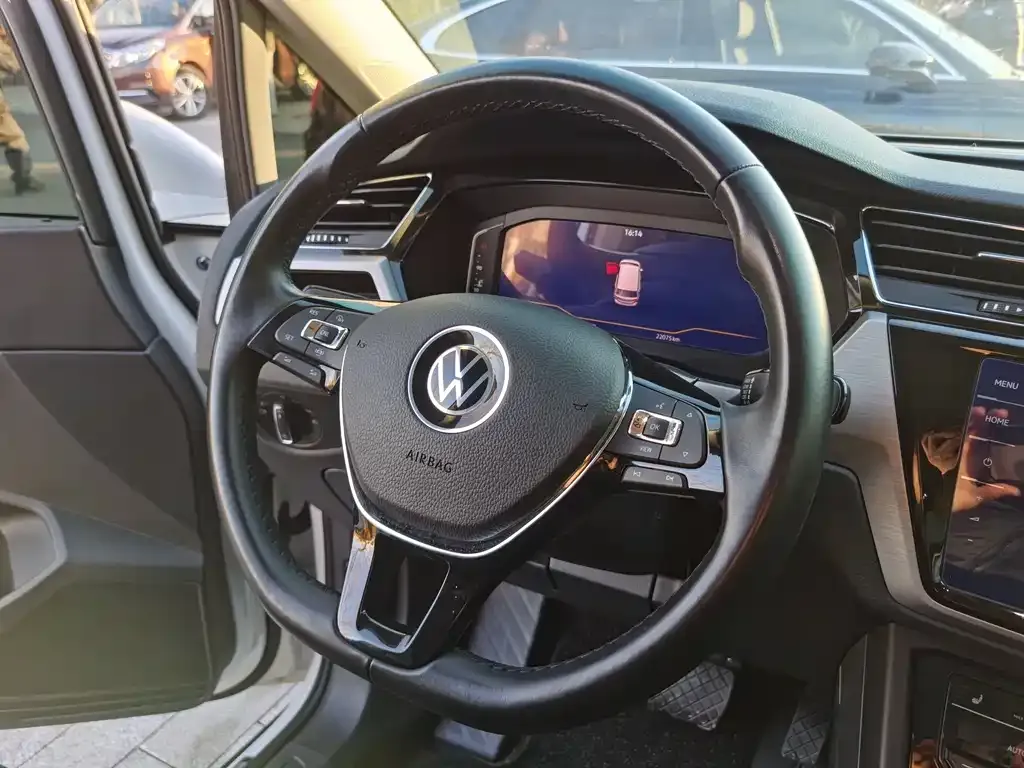 Volkswagen Touran 2023 из CN, фото 5
