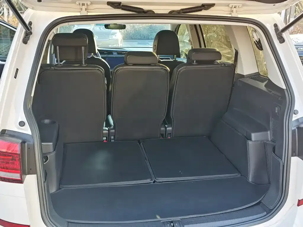 Volkswagen Touran 2023 из CN, фото 6