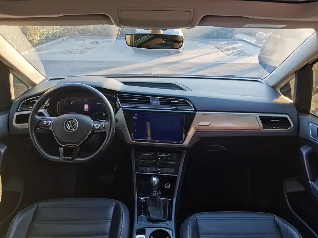 Volkswagen Touran 2023 из CN, фото 7