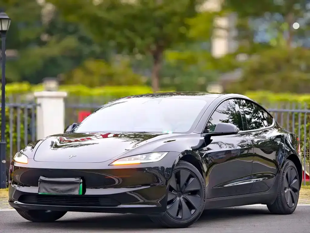 Tesla Model 3 — фото 1