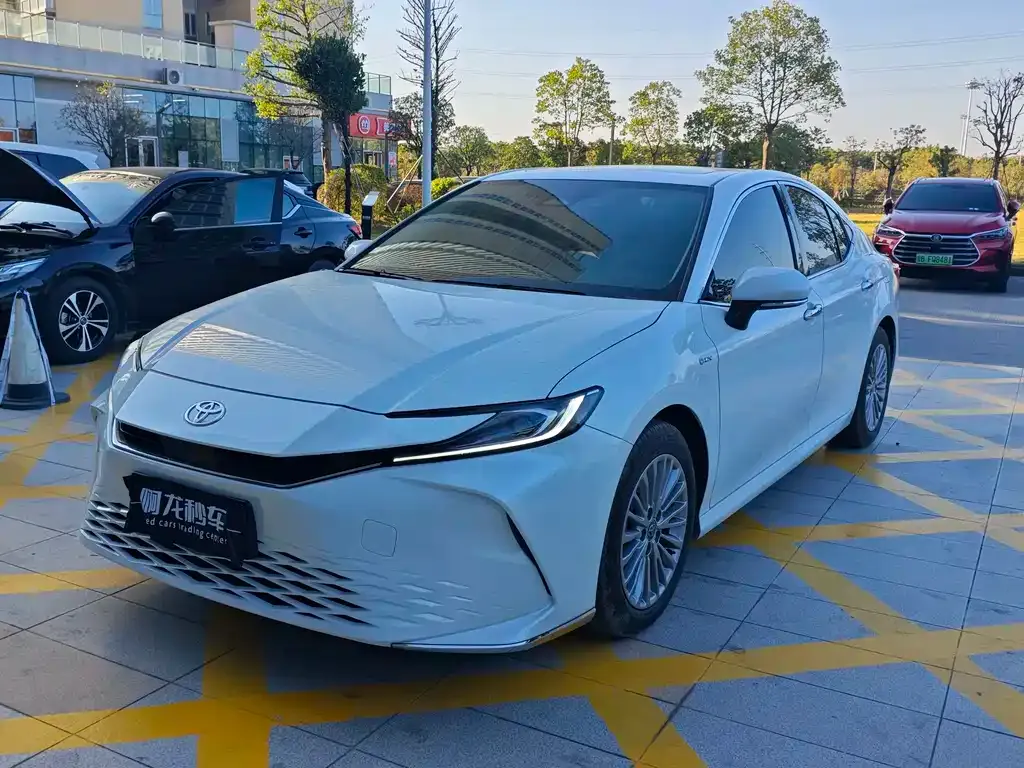 Toyota Camry — фото 1