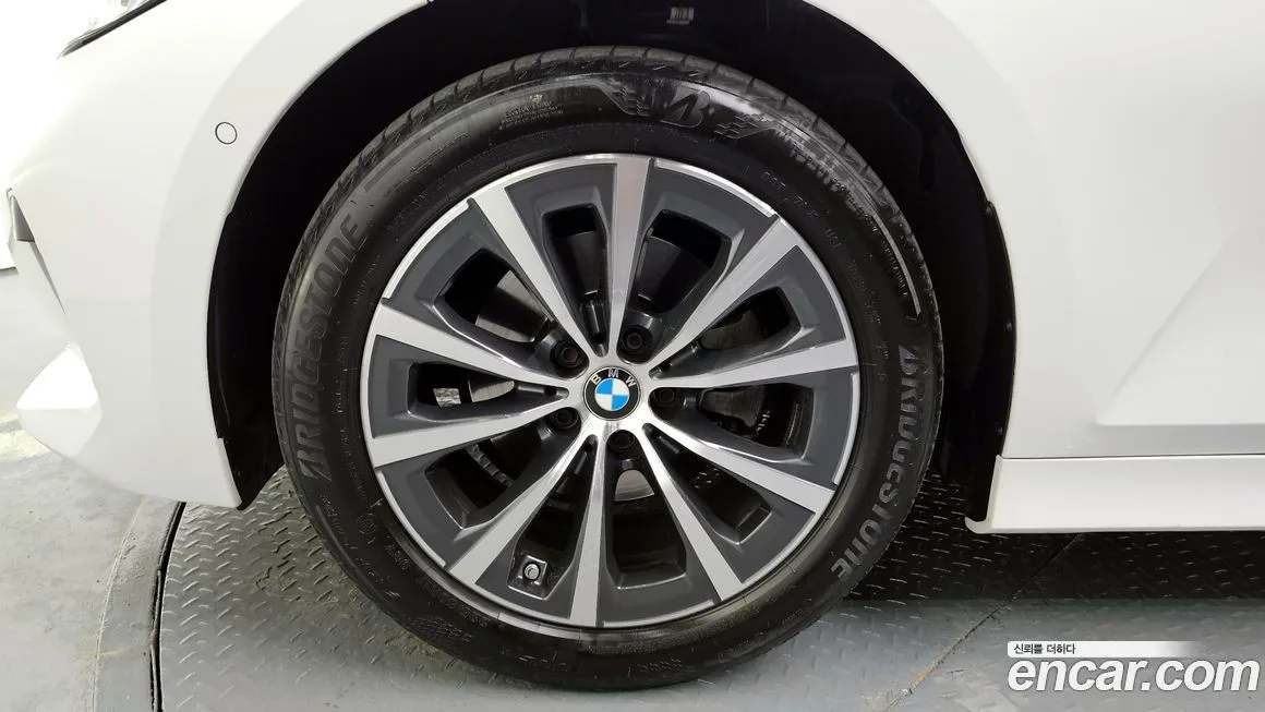 BMW 3-Series 2023 из KR, фото 2