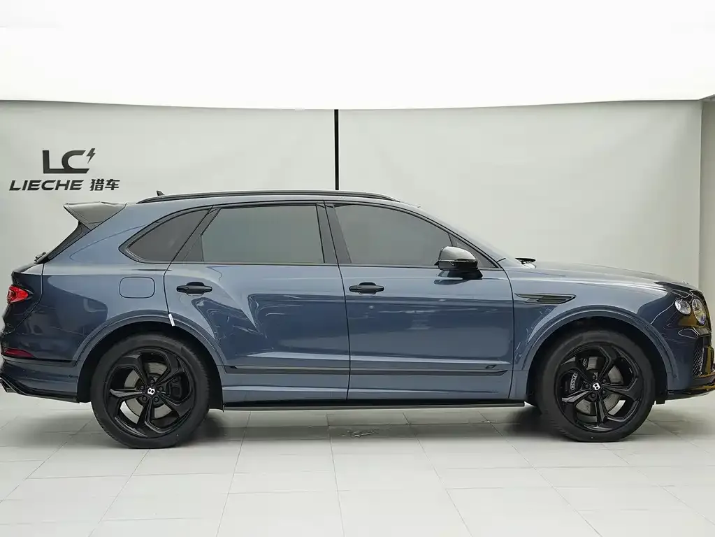 Bentley Bentayga 2023 из CN, фото 2