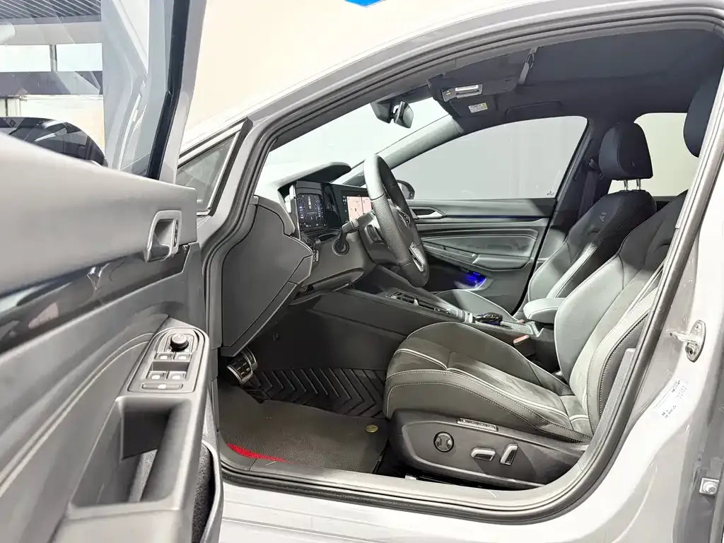 Volkswagen Golf 2023 из CN, фото 4