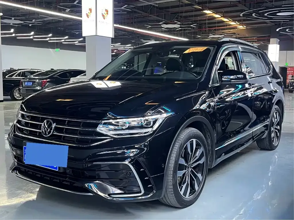 Volkswagen Tiguan L — фото 1