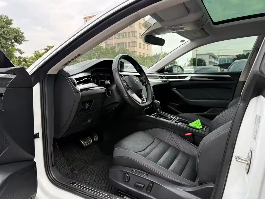 Volkswagen CC 2023 из CN, фото 2