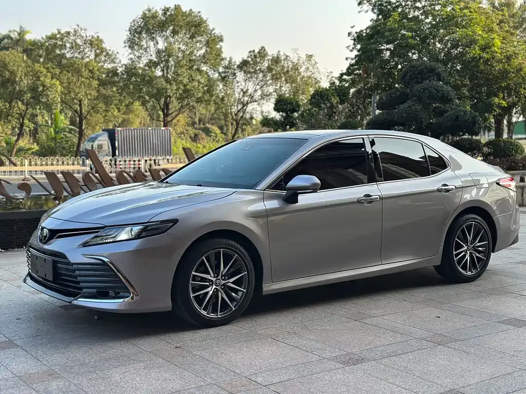 Toyota Camry — фото 1