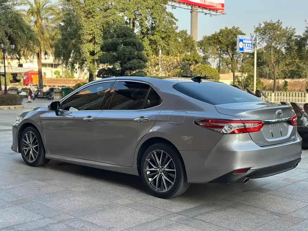 Toyota Camry — фото 5