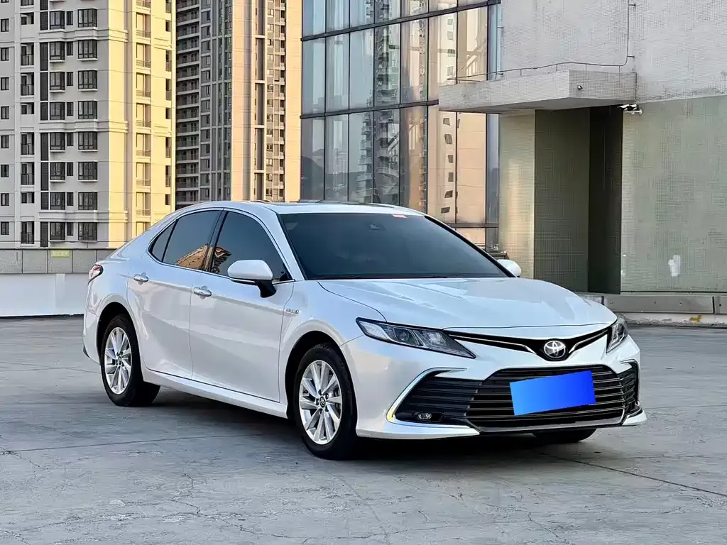 Toyota Camry — фото 1
