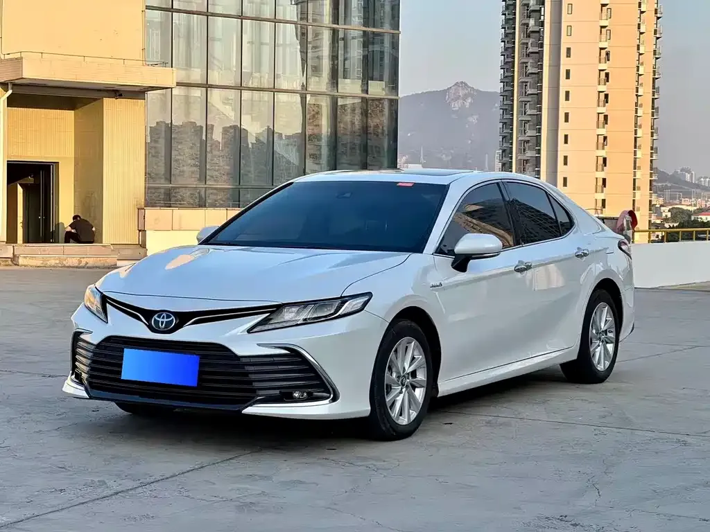 Toyota Camry — фото 2