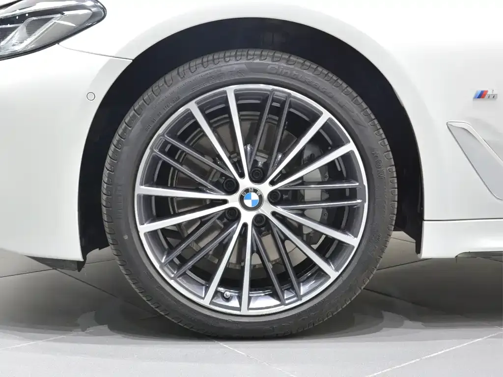 BMW 5 Series — фото 4