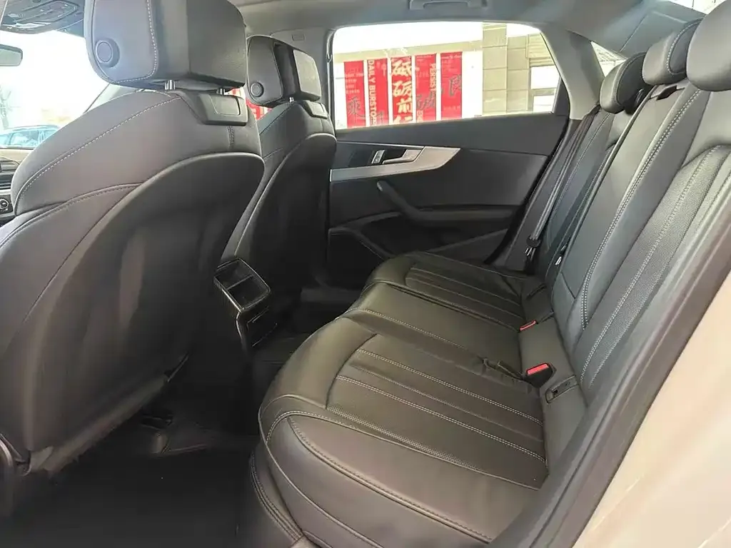 Audi A4L 2023 из CN, фото 3
