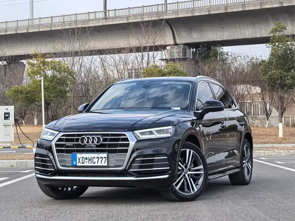 Audi Q5L — фото 1
