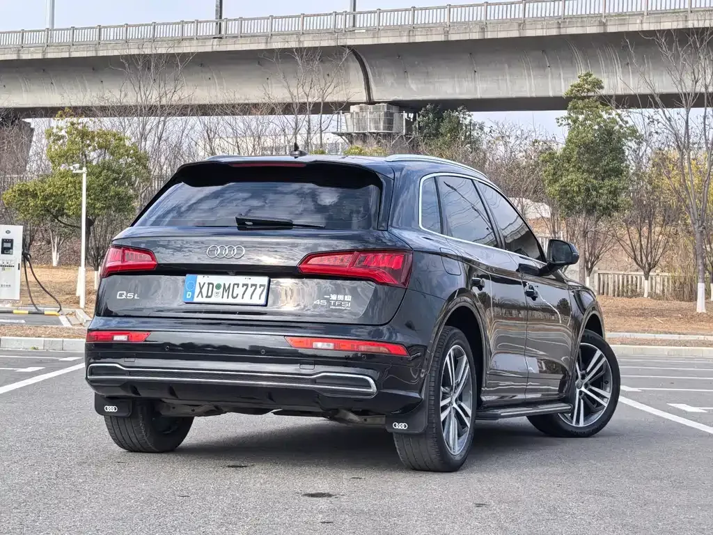 Audi Q5L — фото 10