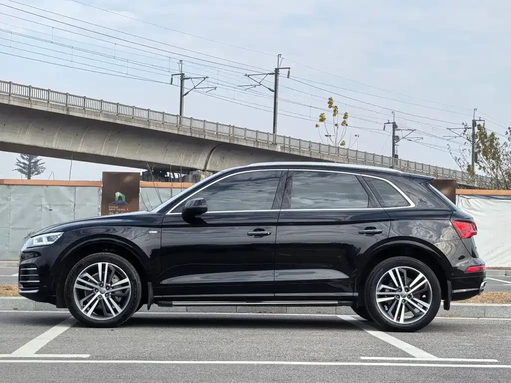Audi Q5L — фото 6