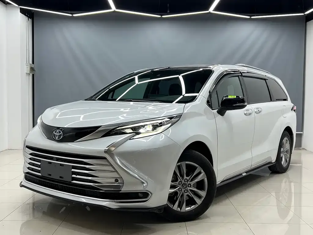 Toyota Sienna — фото 1