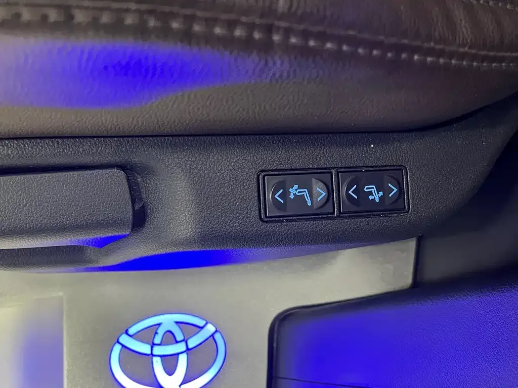 Toyota Sienna — фото 10