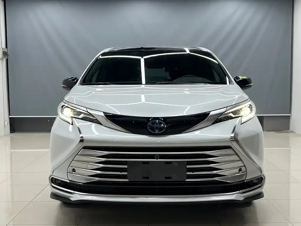 Toyota Sienna — фото 5