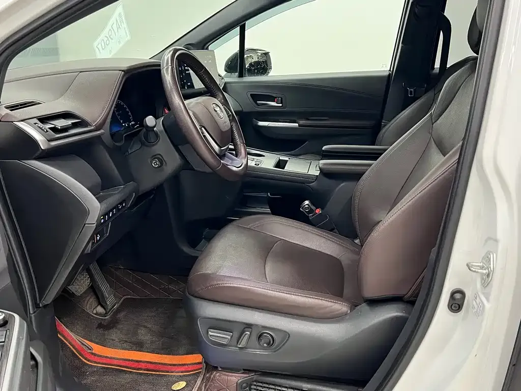 Toyota Sienna — фото 2