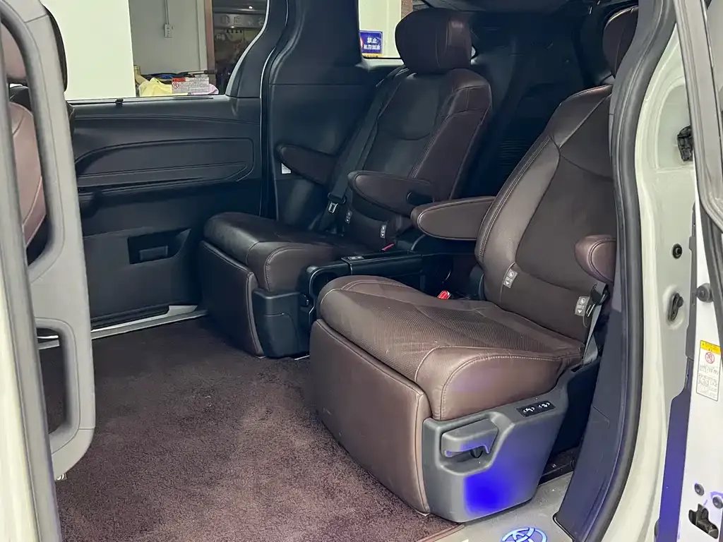 Toyota Sienna — фото 7