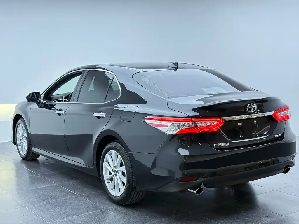 Toyota Camry — фото 3