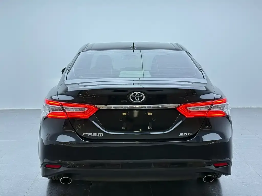 Toyota Camry — фото 2