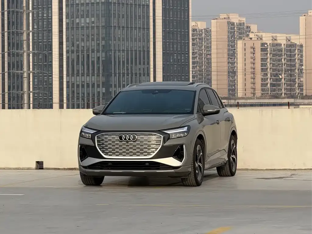 Audi Q4 e-tron — фото 1