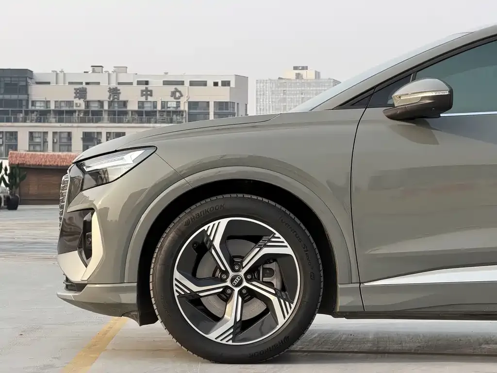 Audi Q4 e-tron — фото 2