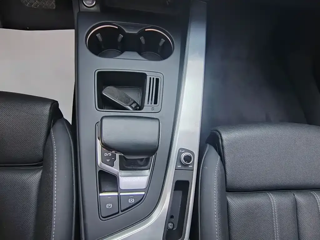 Audi A4L 2021 из CN, фото 7