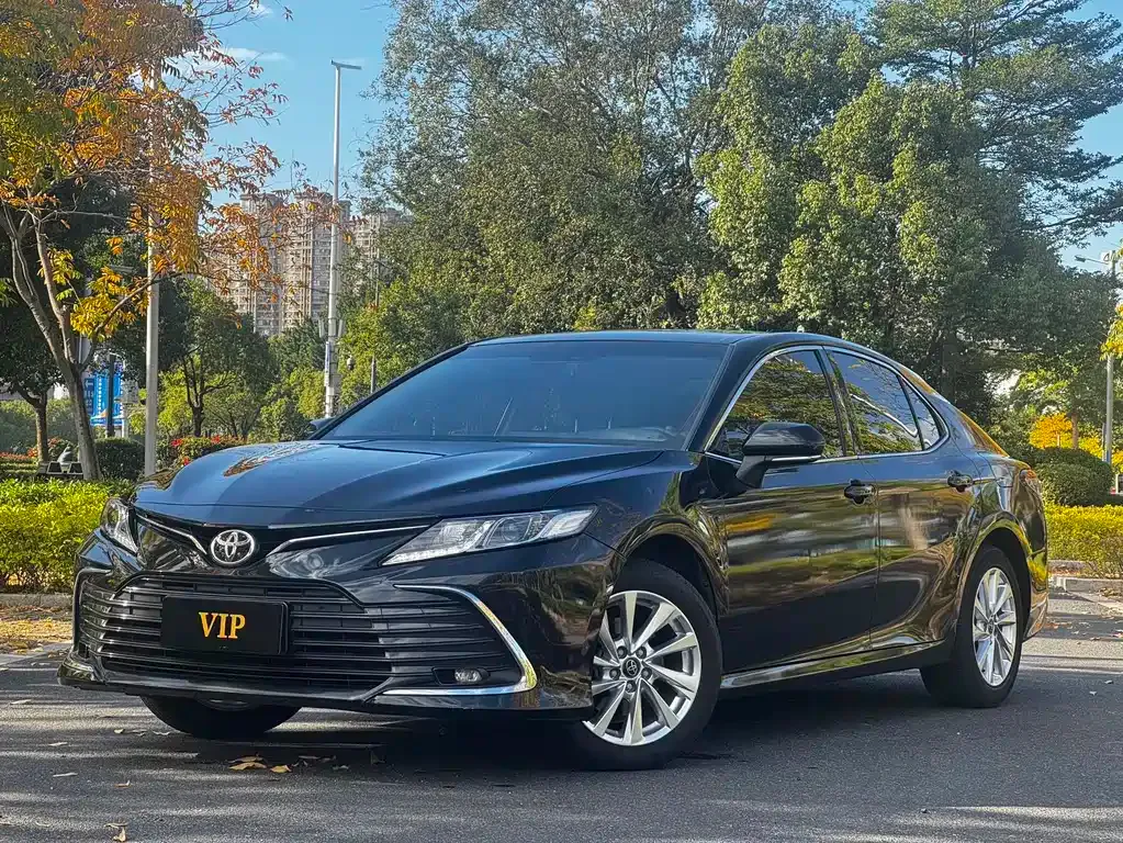 Toyota Camry — фото 1