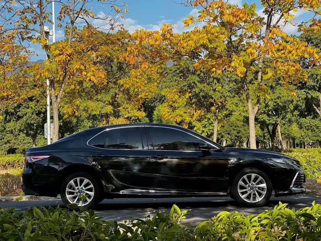 Toyota Camry — фото 3