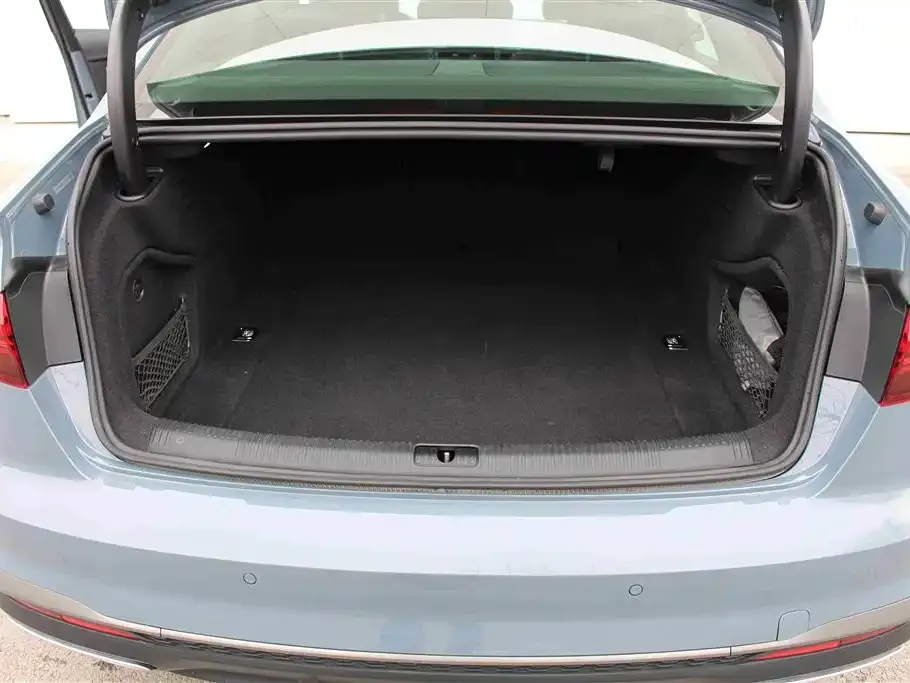 Audi A4L 2022 из CN, фото 4