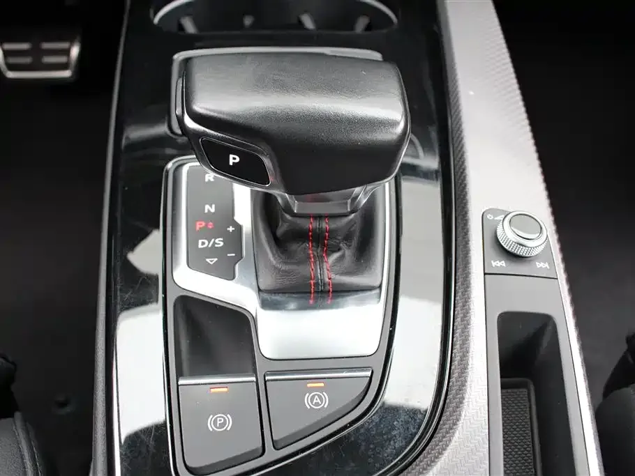 Audi A4L 2022 из CN, фото 9