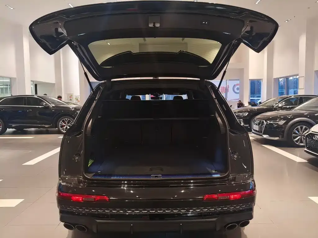 Audi SQ7 2025 из CN, фото 6